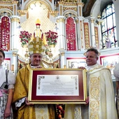 Bp Roman Pindel i ks. kustosz Sebastian Rucki prezentują nowy dekret.