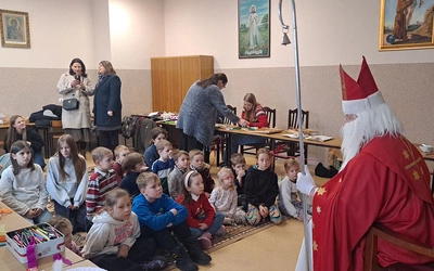 Najmłodsi spotkali się  ze św. Mikołajem. 