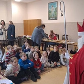 Najmłodsi spotkali się  ze św. Mikołajem. 