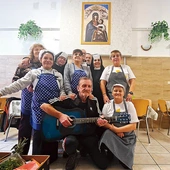 Wspólnota Kuchni św. Brata Alberta tuż przed wspólnym Różańcem i obiadem dla potrze- bujących.