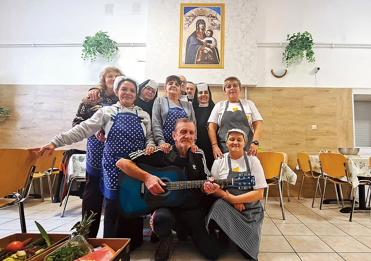 Wspólnota Kuchni św. Brata Alberta tuż przed wspólnym Różańcem i obiadem dla potrze- bujących.