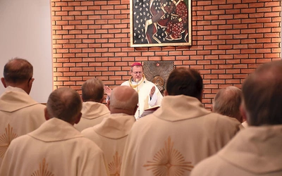 Kapłani sprawowali liturgię w kaplicy pw. Ośmiu Błogosławieństw w caritasowskim ośrodku.