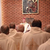 Kapłani sprawowali liturgię w kaplicy pw. Ośmiu Błogosławieństw w caritasowskim ośrodku.