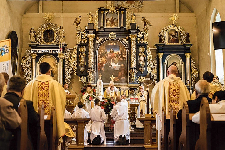 To prawdziwa perła – świadectwo wiary, kunsztu dawnych mistrzów i nieustannej troski kolejnych pokoleń parafian. 