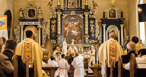 To prawdziwa perła – świadectwo wiary, kunsztu dawnych mistrzów i nieustannej troski kolejnych pokoleń parafian. 