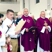 Opiece Maryi zawierzyły się m.in. parafialne rodziny. 