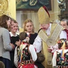 W trakcie uroczystości kard. Ryś nałoży na ramiona specjalną szatę liturgiczną. Tak robili jego poprzednicy, m.in. abp Marek Jędraszewski podczas wprowadzania go do katedry wawelskiej 28 stycznia 2017 r. 