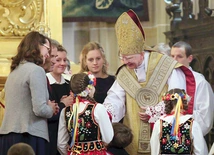 W trakcie uroczystości kard. Ryś nałoży na ramiona specjalną szatę liturgiczną. Tak robili jego poprzednicy, m.in. abp Marek Jędraszewski podczas wprowadzania go do katedry wawelskiej 28 stycznia 2017 r. 