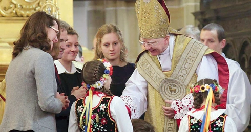 W trakcie uroczystości kard. Ryś nałoży na ramiona specjalną szatę liturgiczną. Tak robili jego poprzednicy, m.in. abp Marek Jędraszewski podczas wprowadzania go do katedry wawelskiej 28 stycznia 2017 r. 