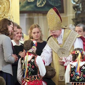 W trakcie uroczystości kard. Ryś nałoży na ramiona specjalną szatę liturgiczną. Tak robili jego poprzednicy, m.in. abp Marek Jędraszewski podczas wprowadzania go do katedry wawelskiej 28 stycznia 2017 r. 