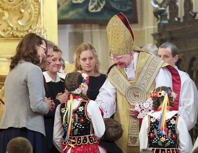 W trakcie uroczystości kard. Ryś nałoży na ramiona specjalną szatę liturgiczną. Tak robili jego poprzednicy, m.in. abp Marek Jędraszewski podczas wprowadzania go do katedry wawelskiej 28 stycznia 2017 r. 