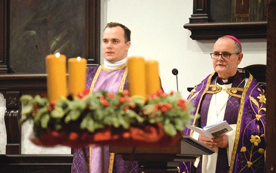  Metropolita katowicki życzył zebranym, aby oczekując na przyjście Pana, wsłuchiwali się w życiodajne słowo Boga.