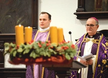  Metropolita katowicki życzył zebranym, aby oczekując na przyjście Pana, wsłuchiwali się w życiodajne słowo Boga.