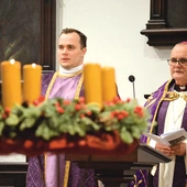  Metropolita katowicki życzył zebranym, aby oczekując na przyjście Pana, wsłuchiwali się w życiodajne słowo Boga.