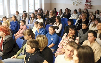  Laureaci konkursu wypełnili aulę  SP im. św. Franciszka  z Asyżu.