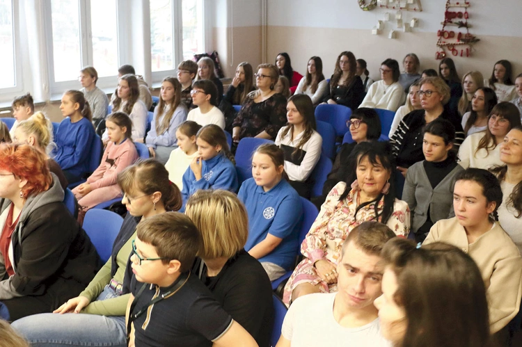  Laureaci konkursu wypełnili aulę  SP im. św. Franciszka  z Asyżu.