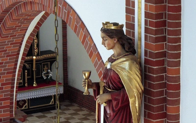  Figura  św. Barbary umieszczona jest na filarze kościoła.  