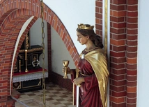  Figura  św. Barbary umieszczona jest na filarze kościoła.  