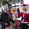  Nie tylko w sobotę 6 grudnia wiele osób chciało naśladować biskupa z Miry.