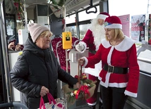  Nie tylko w sobotę 6 grudnia wiele osób chciało naśladować biskupa z Miry.