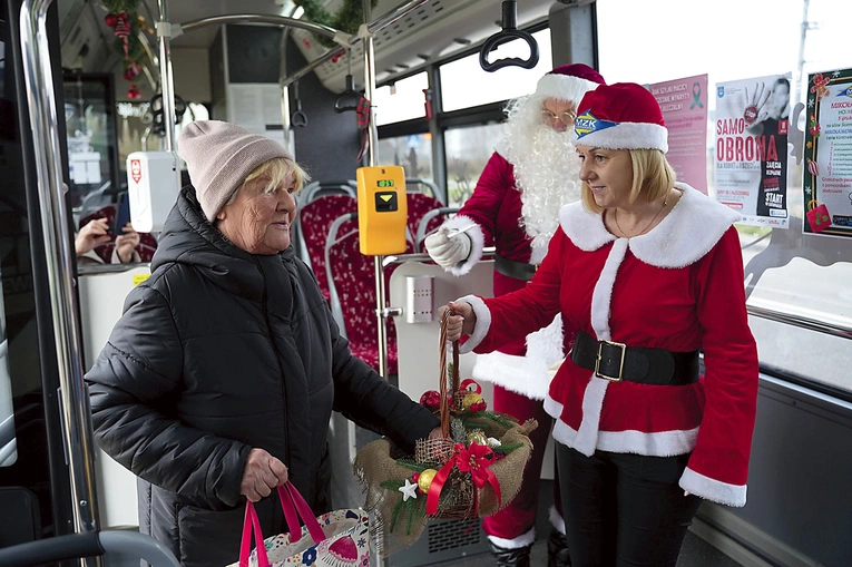  Nie tylko w sobotę 6 grudnia wiele osób chciało naśladować biskupa z Miry.