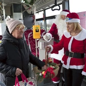  Nie tylko w sobotę 6 grudnia wiele osób chciało naśladować biskupa z Miry.