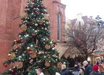  Wydarzenie tradycyjnie inauguruje rozświetlenie  miejskiej choinki.
