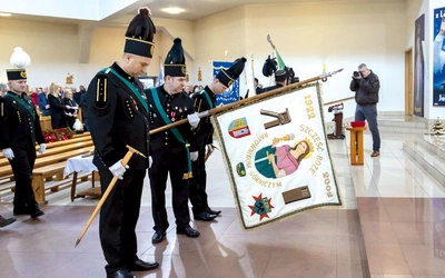 Jeden z wielu pocztów sztandarowych  obecnych na uroczystości. 