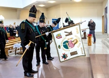 Jeden z wielu pocztów sztandarowych  obecnych na uroczystości. 