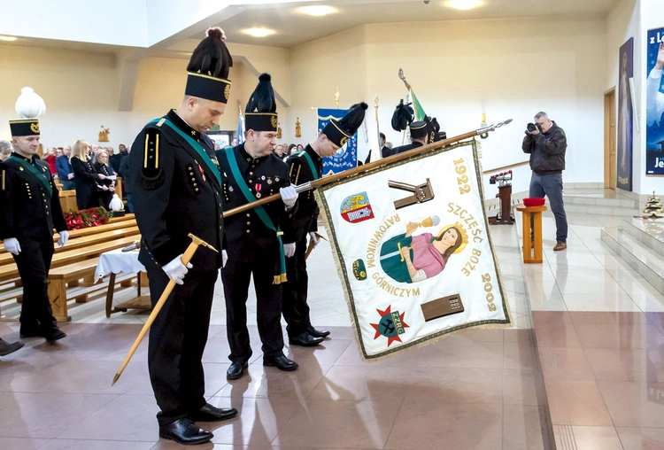 Jeden z wielu pocztów sztandarowych  obecnych na uroczystości. 