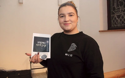 Uczestnicy otrzymali nalepki z motywacyjną ewangeliczną treścią. 