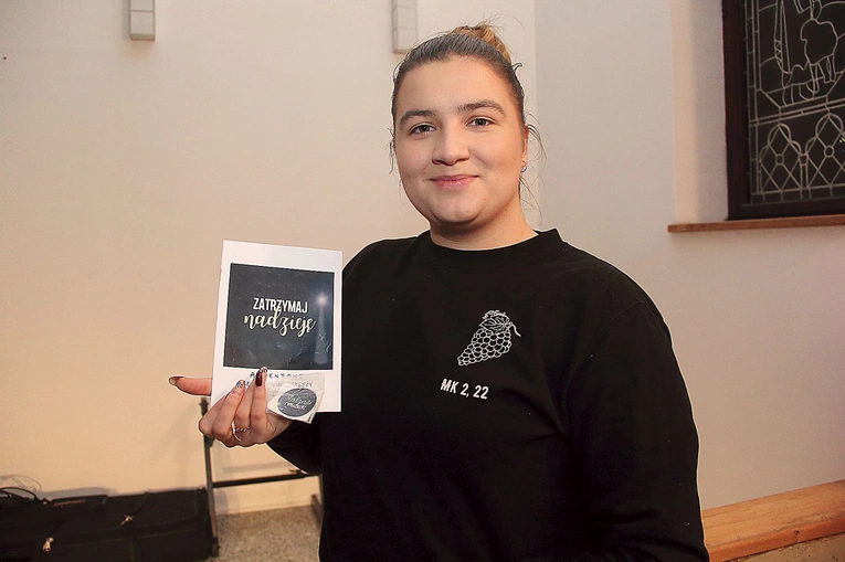 Uczestnicy otrzymali nalepki z motywacyjną ewangeliczną treścią. 