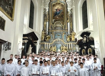  Kościół łowicki wzbogacił się  o 121 osób, które zasilą szeregi Liturgicznej Służby Ołtarza.