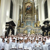  Kościół łowicki wzbogacił się  o 121 osób, które zasilą szeregi Liturgicznej Służby Ołtarza.