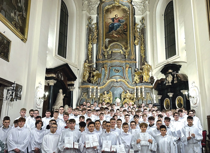  Kościół łowicki wzbogacił się  o 121 osób, które zasilą szeregi Liturgicznej Służby Ołtarza.