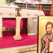 Zakrwawione relikwie były pokazywane w świątyni przez cały wieczór. 