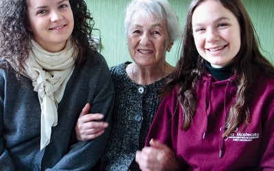  – Młodzi, którzy mnie odwiedzają, sprawiają, że samotność mniej mi dokucza – przekonuje pani Janina. Na zdjęciu z Zuzą i Julką podczas przedświątecznej akcji sprzątania. Do tematu szerzej wrócimy na: krakow.gosc.pl.