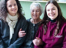  – Młodzi, którzy mnie odwiedzają, sprawiają, że samotność mniej mi dokucza – przekonuje pani Janina. Na zdjęciu z Zuzą i Julką podczas przedświątecznej akcji sprzątania. Do tematu szerzej wrócimy na: krakow.gosc.pl.