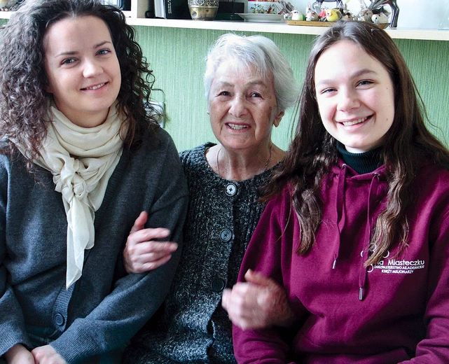  – Młodzi, którzy mnie odwiedzają, sprawiają, że samotność mniej mi dokucza – przekonuje pani Janina. Na zdjęciu z Zuzą i Julką podczas przedświątecznej akcji sprzątania. Do tematu szerzej wrócimy na: krakow.gosc.pl.