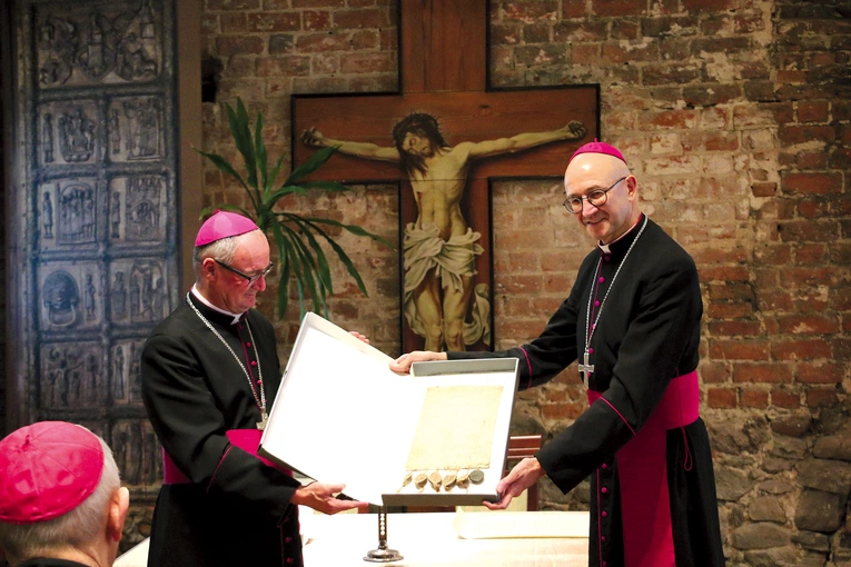 Podczas uroczystości w budynku kurii odczytano tłumaczenie dokumentów i podpisano protokół zwrotu. Biskup płocki i metropolita warszawski zaprezentowali historyczne teksty.