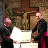 Podczas uroczystości w budynku kurii odczytano tłumaczenie dokumentów i podpisano protokół zwrotu. Biskup płocki i metropolita warszawski zaprezentowali historyczne teksty.