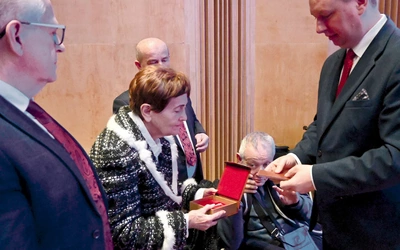 Wręczenie medalu p. Stanisławie Borzemskiej.