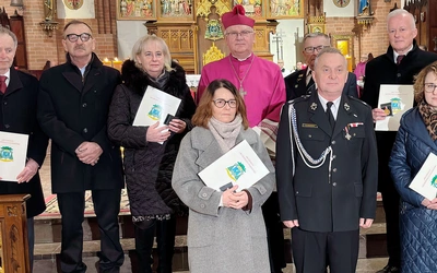 Metropolita warmiński z odznaczonymi. 