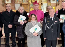 Metropolita warmiński z odznaczonymi. 