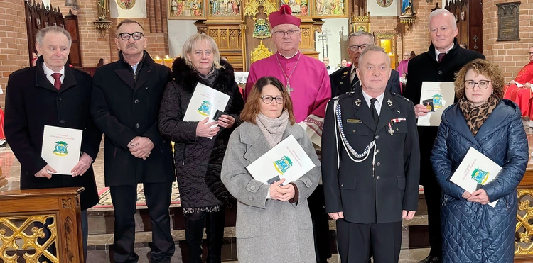 Metropolita warmiński z odznaczonymi. 