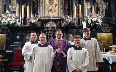 Dzień po obrzędzie  czterech alumnów (z diecezji świdnickiej i legnickiej)  wraz z rektorem seminarium  ks. Tomaszem Metelicą udało się na pielgrzymkę na Jasną Górę.