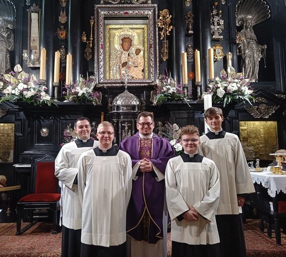 Dzień po obrzędzie  czterech alumnów (z diecezji świdnickiej i legnickiej)  wraz z rektorem seminarium  ks. Tomaszem Metelicą udało się na pielgrzymkę na Jasną Górę.