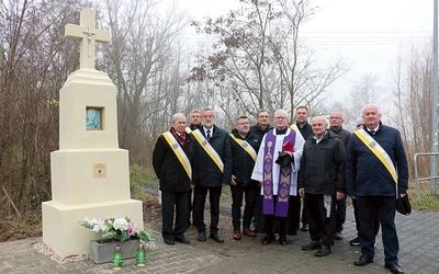 Kapliczkę poświęcił ks. Andrzej Piotrowski. W wydarzeniu uczestniczyli Rycerze Kolumba i Jan Kosiec. 