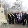 Kapliczkę poświęcił ks. Andrzej Piotrowski. W wydarzeniu uczestniczyli Rycerze Kolumba i Jan Kosiec. 