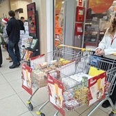 Włączając się w zbiórkę żywności Caritas, można pomóc osobom najuboższym.